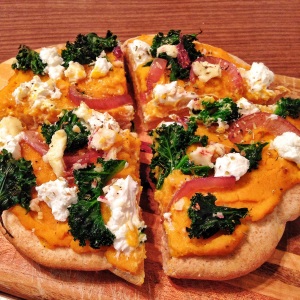 Healthy Dinners: Yum! Butternut squash, kale, and goats cheese pizza. So good with the butternut squash as the sauce!