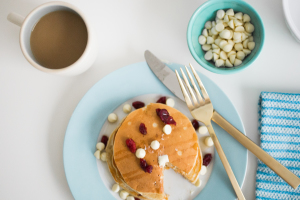 These cranberry and white chocolate pancakes are a healthy way to make the most of the festive season, without sacrificing flavor! Perfect for a special breakfast!