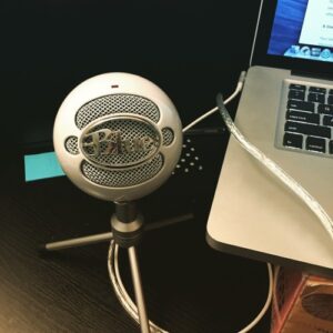 Elite runner Tina Muir describes the one form of entertainment she will take with her on runs. Giving you the 10 reasons why you should listen to podcasts, and which ones to try out!